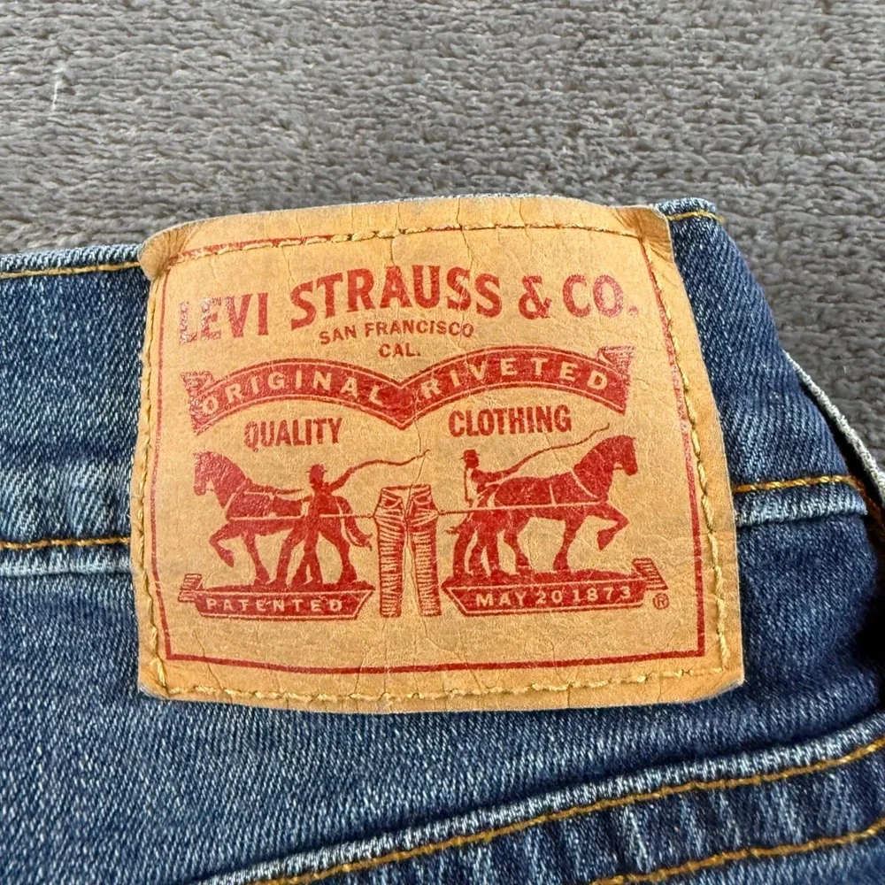 Levi's Boyfriend Women's Jeans Straight Leg Distressed 28 Mid Rise Medium‎ Wash